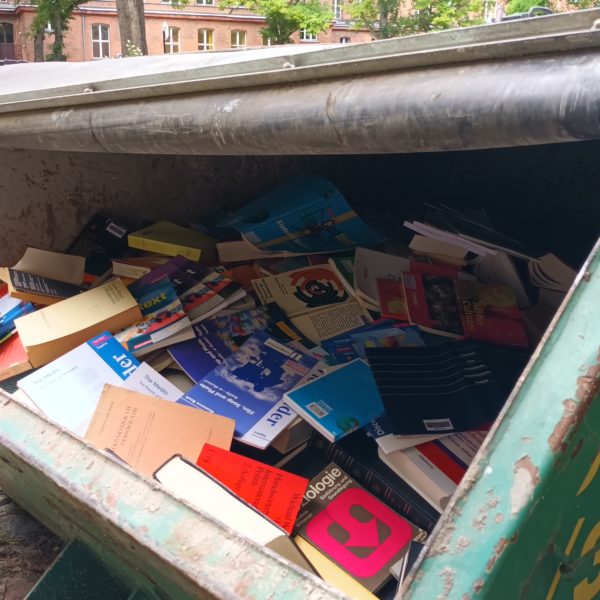 Bibliothekaren-Albtraum: Tausende Bücher werden weggeschmissen!