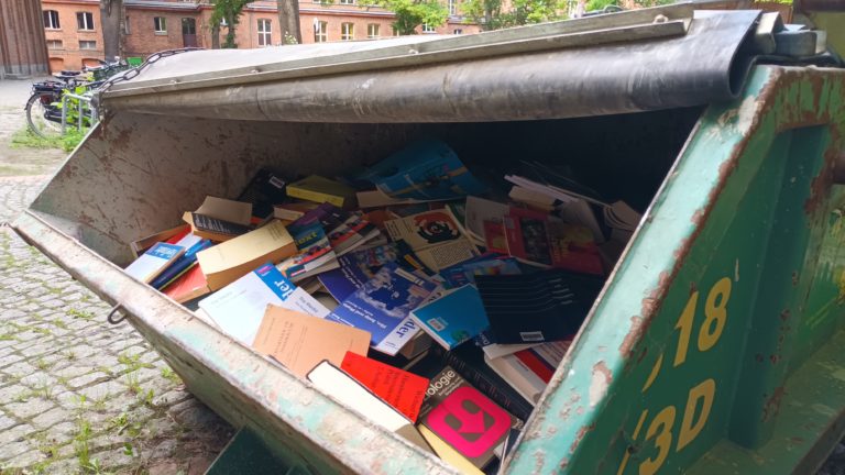 Mehr über den Artikel erfahren Bibliothekaren-Albtraum: Tausende Bücher werden weggeschmissen!